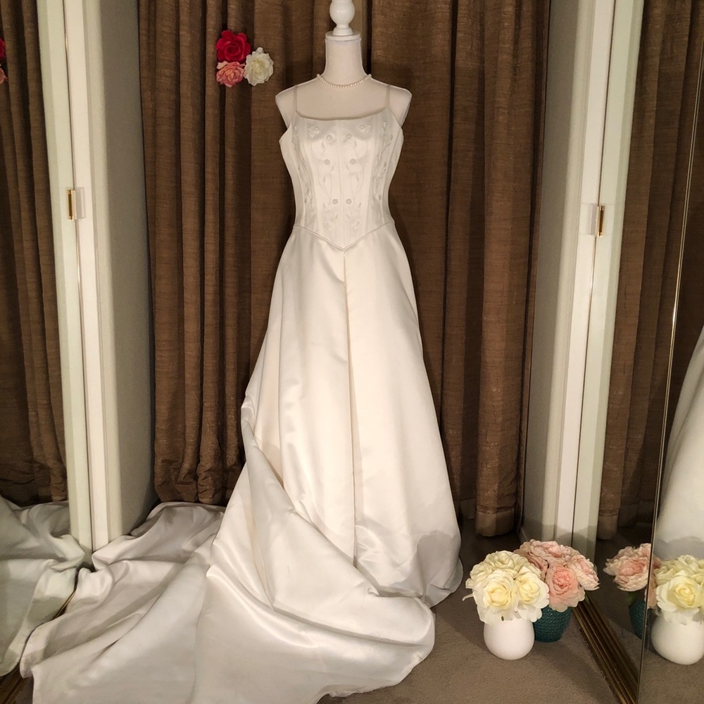 Beautiful Satin Wedding Dress w/ Full Train